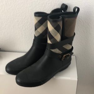 Size 39 Burberry boots